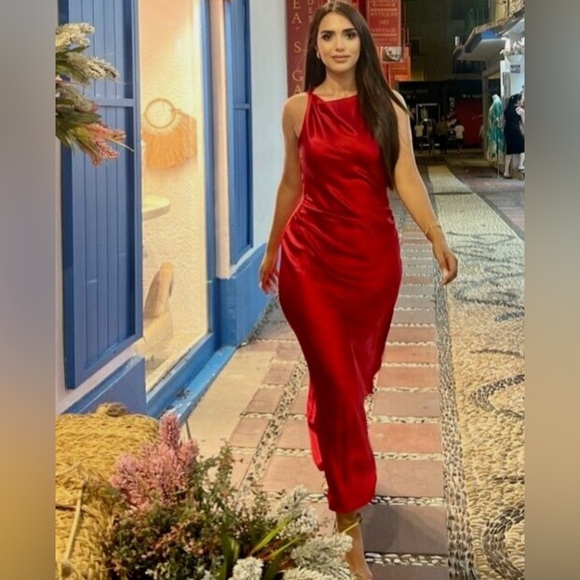 Elegant Red Satin Dress - Picture 5 of 11